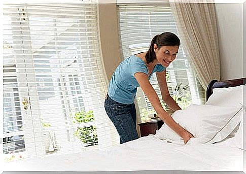 Tricks to keep your house clean like making a bed