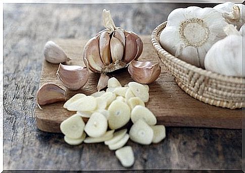 Garlic keeps mosquitoes away