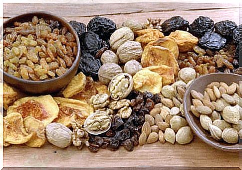 Dried fruits are foods rich in iron