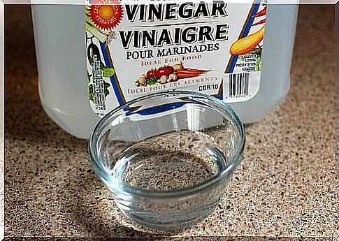 Vinegar included in solutions to whiten tile joints