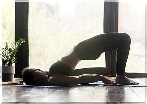 Woman trying yoga for a flat abdomen