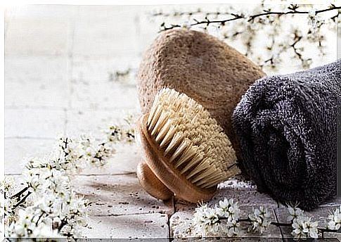 Utensils that highlight the benefits of dry brushing