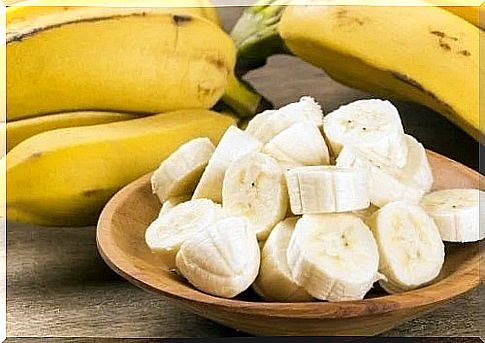 Bananas cut into pieces on the list of anti-inflammatory foods for irritable bowel syndrome