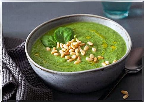 Bowl with green cream and croutons