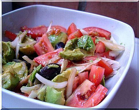 How to make a detoxifying salad with tomatoes, onions and avocados