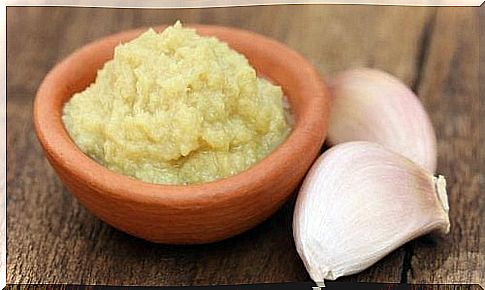 Remedies like a garlic mask are easy to prepare