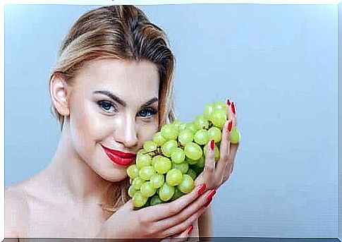 Girl who uses grapes to rejuvenate the skin