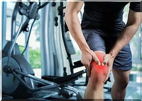 Man experiencing knee pain at the gym