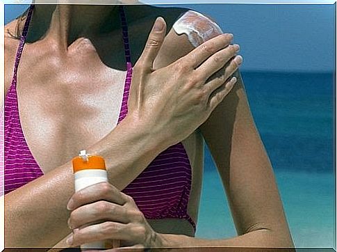 Tips to slow down the aging of your hands at the beach