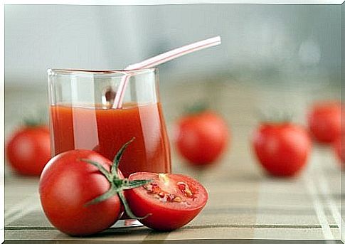 Tomato juice with garlic and turmeric for detoxification