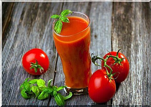 Tomato juice with garlic and turmeric easy to prepare