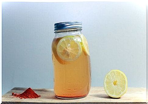 Tonic slimming drink with lemon and turmeric