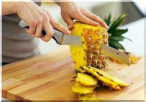 Kidney detox diet based on pineapple consumption