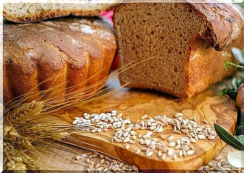 Freshly sliced ​​wholemeal bread